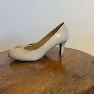 Nude/neutral heels. Comfort plus by Predictions. Size 6.5.